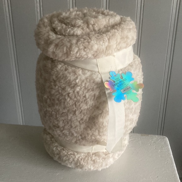 NWT Beautiful Cream Animal Print Sherpa Travel Throw Blanket w/ ❄️Gift Tag 50x60 - Picture 7 of 16